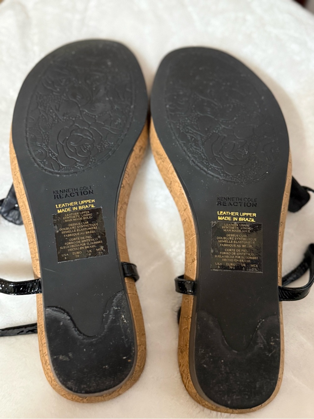 Kenneth Cole Black Patent T-Strap Toe-Post Sandals - Picture 4 of 7